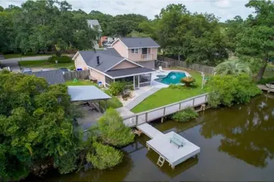 Image de Charming creek side 2-bedroom cottage with pool, hot tub