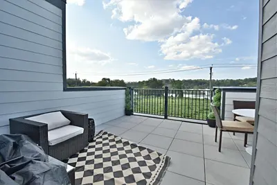 Image de SoKno w/balcony & river view - 1 min to Sevier Ave