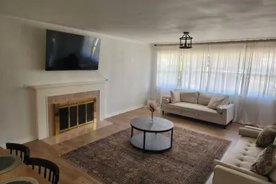 Image de Cozy home that sleeps up to 8 people. Comes with everything you'll need.