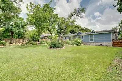 Image de 6 Mi to Dtwn: Austin Home w/ 2 Patios & Grill
