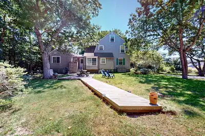 Image de Coastal home with screened porch, W/D, & amazing location