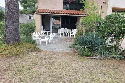 Image de Appartement T1bis rez-de-jardin sur Cocody à 2 pas de la plage et des commerces