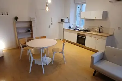 Image de A 2 pas du centre appartement chaleureux   lumineux