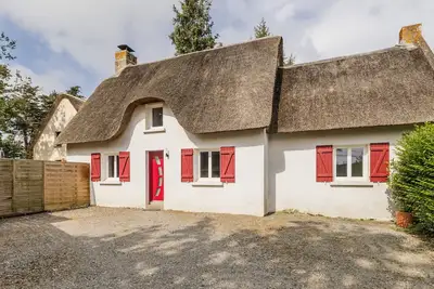 Chaumière au calme avec terrasse, à 9 km des plages, 3 chambres, parking privé et équipements bébé.