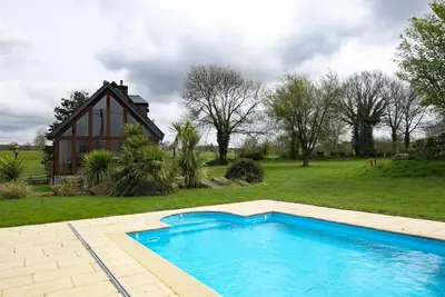 Image de Maison typique avec piscine chauffée et court de tennis, cadre verdoyant près du Mont St-Michel