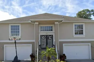 Image de 3 bedroom home with a tranquil view close to beaches and no cleaning fees!