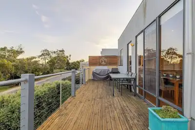 Image de Two Story, Torquay Holiday Home with Large Balcony | Golf Course