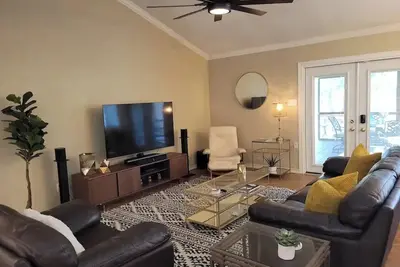 Image de Near Downtown with Pool & Enclosed Patio