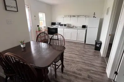 Image de Newly renovated cosy cottage 3 minute walk to the beach.