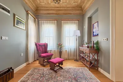 Image de Nostalgic & Comfortable Historical Home!