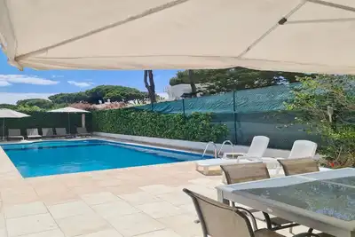 Image de Villa Lotus - Cleverdetails - Pool, Near the Marina, Sleeps 6 Adul. and 2 Child