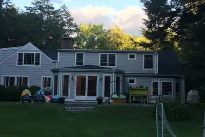 Image de 5-bedroom house with gunite pool on 2 acres. Hot tub and wood burning fire place