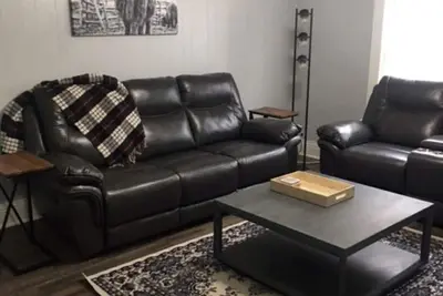 Image de Comfortable two bedroom unit, perfect for traveling professionals.