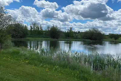 Image de Elk Island Getaway! Rustic Cabin. Where peace and nature awaits you! \n
