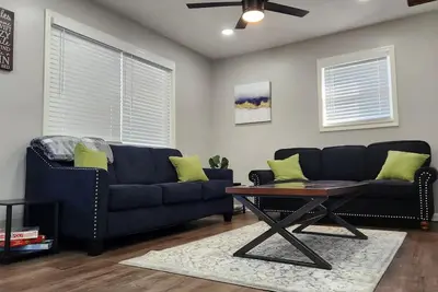 Image de Cozy house will sleep many. Ten minutes from downtown.