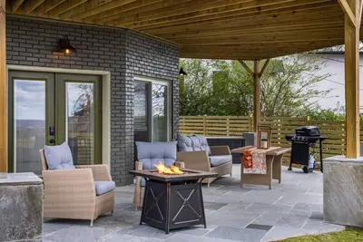 Image de The Hobbit House - City Views\/Deck & Patio\/Firepit