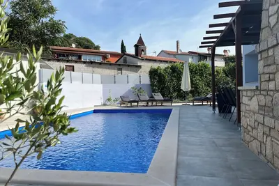 Image de Maison de vacances confortable et agréable à Brtonigla pouvant accueillir jusqu'à 8 personnes avec piscine