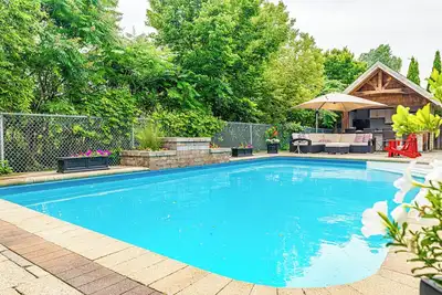 Image de Steps to lake In Barrie w\/ Pool & hot tub - Perfect for Families!