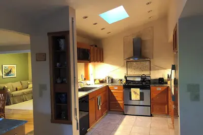 Image de Spacious 2-bedroom wine country home with lovely outdoor spaces.