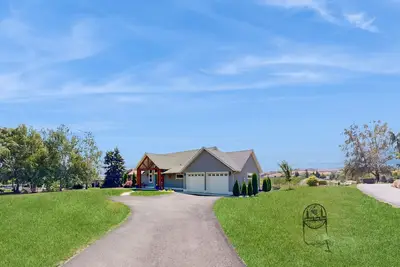 Image de Cozy Retreat with Luxury Features and Breathtaking Landscapes