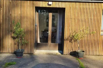 Image de Chalet entouré de verdure au bord d'un étang, animaux acceptés