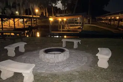 Image de 2, 000 sq ft 3bedroom with WiFi, Ac, large screen porch overlooking Lake George.