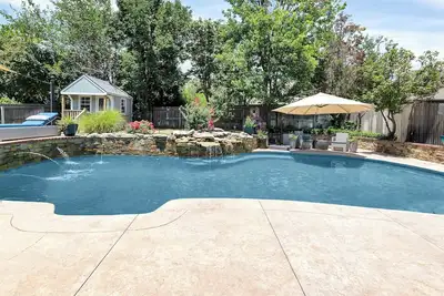 Image de Luxury 5 Bedroom Oasis w/ Pool, Waterfall, & More in Tulsa