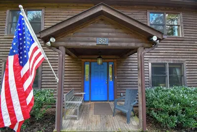 Image de Cabin 82 - The Marshall - 6 bedrooms, sleeps 12, minutes from downtown Lexington