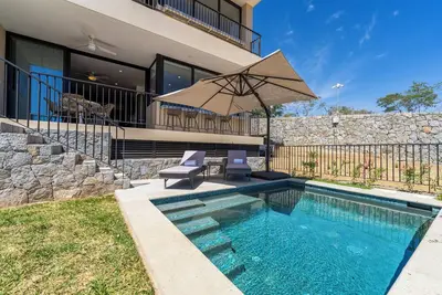 Image de Private and heated pool with arch view new condo! \n