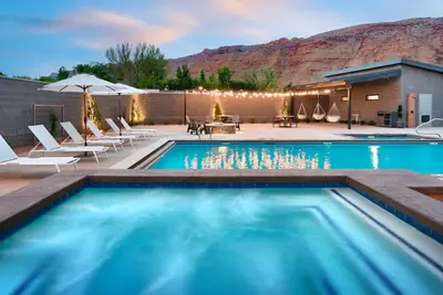Image de Gnarnia | Two Queen + Sofa Bed at Gravity Haus Moab, Pool, Pets Are Allowed