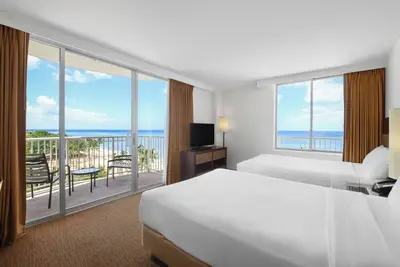 Image de Ocean Front Corner Two Doubles Room at Park Shore Waikiki
