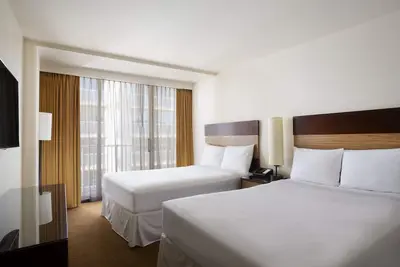 Image de Partial Ocean View Two Doubles Room at Park Shore Waikiki