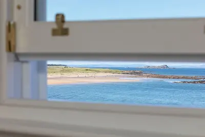 Image de Beautiful beachside villa, with uninterrupted views across to the Fife coastline. Sleeps 8.