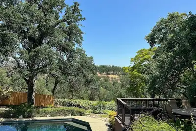 Image de Rare Find! Yellow House Sanctuary on Hinkle Creek