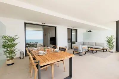Image de Appartement avec terrasse privée, piscine, sauna, salle de sport et vue sur la mer à Fuengirola