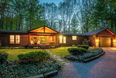 Image de Secluded 3-bedroom cottage near the beach w/ hot tub/sauna, game room, fire pit.