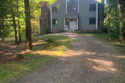 Image de Inviting 3 Bedroom Mid-Century Modern in Canton, Ct