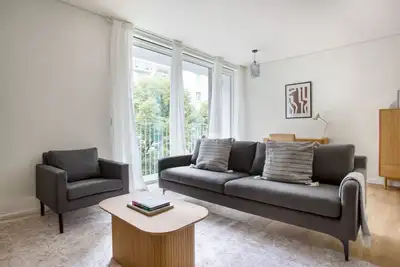 Image de Blueground | Campo Pequeno, modern furnishings