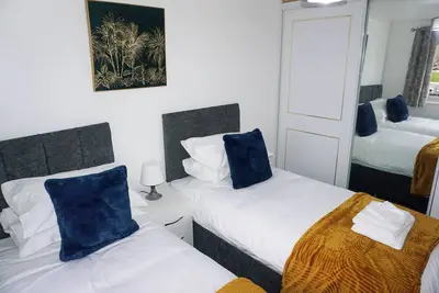 Image de Biz & Fam Sleeps 7 Wigan w/ Parking, Self-Check-in