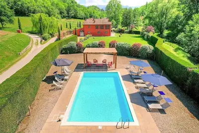 Image de Villa Porporina: A characteristic and welcoming two-story ancient tuscan country house surrounded by meadows and by green hills, with Free Wi-Fi.