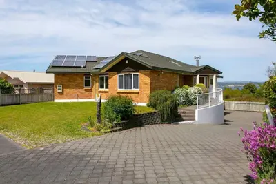 Image de Kinder Surprise - Acacia Bay with Lake Views