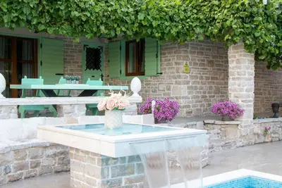 Image de Authentic Dalmatian Treasure Homes