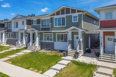 Image de This house is a 3 bedroom(s), 2. 5 bathrooms, located in Calgary, Ab.