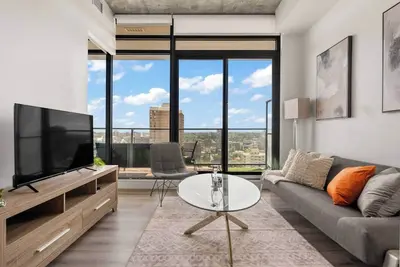 Image de High-Rise Haven | Ac, Views, Pool, Gym & Parking