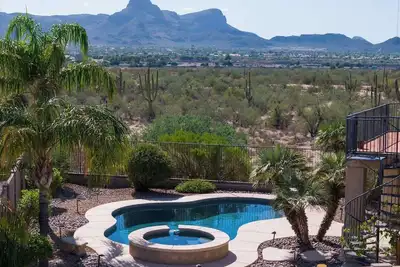 Image de Serene desert escape with stunning mountain views, and private heated pool/spa.