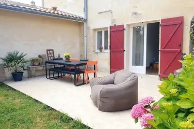 Image de Maison en Pierre proche de Bordeaux. Pistes cyclable et randonnées à proximité.