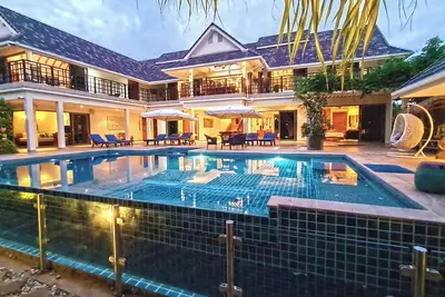Image de 6-bedrooms, 12 guests; private pool, 3 dining areas, kitchen, movie room, luxury.