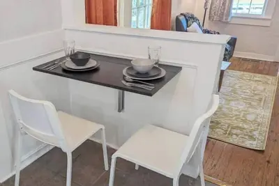 Image de Small 1950s 2br House- 3 min to Fsu w/ Yard