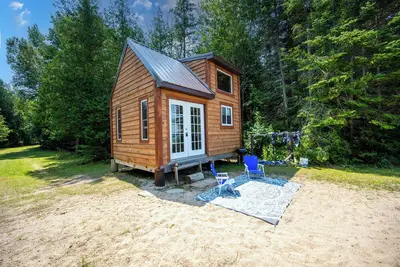 Image de \"Starlight Cabin\" Off-Grid Tiny Home on Lake Huron