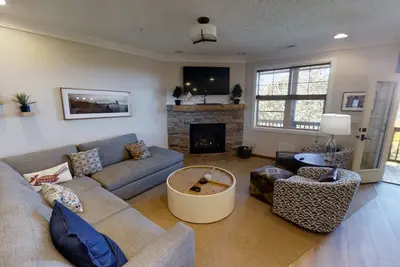 Image de Elegant 6br Retreat in Black Bear Crossing by RedAwning